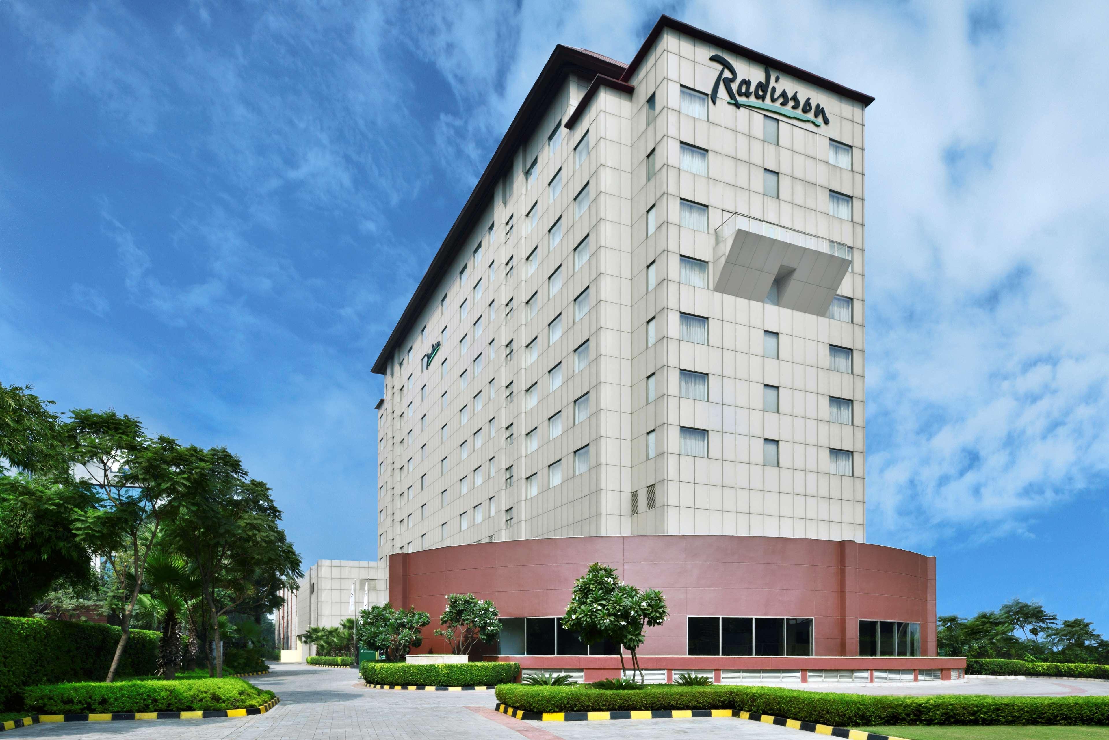 Radisson Gurugram Udyog Vihar Hotel Gurgaon Exterior foto